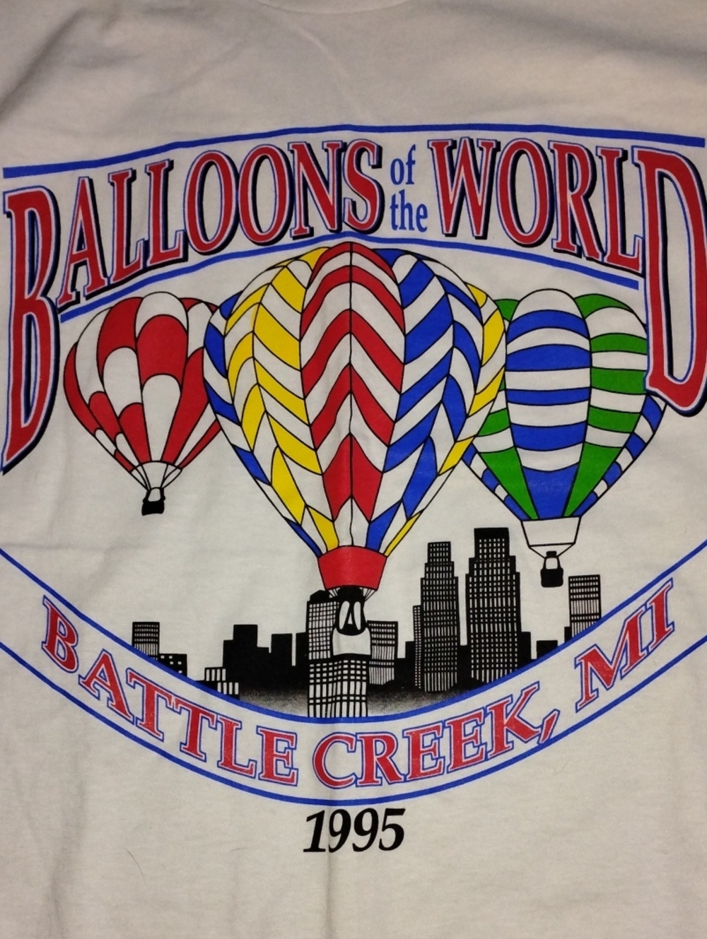 1995 Ballons Of The World White T-Shirt with Multicolor Hot Air Balloon Graphic